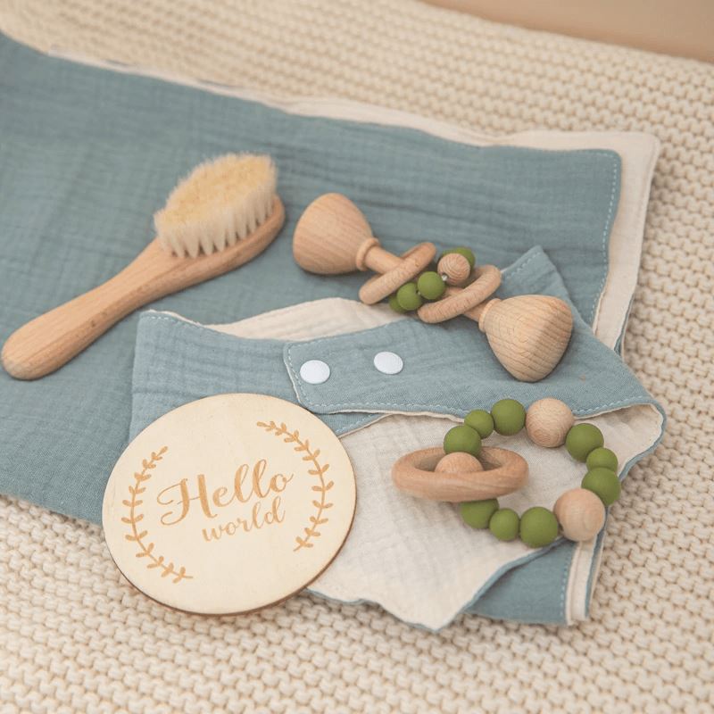 Coffret cadeau de luxe pour bébé avec couverture en coton et hochets en bois