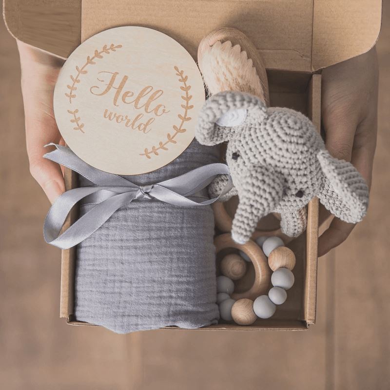 Coffret cadeau de luxe pour bébé avec couverture en coton et hochets en bois