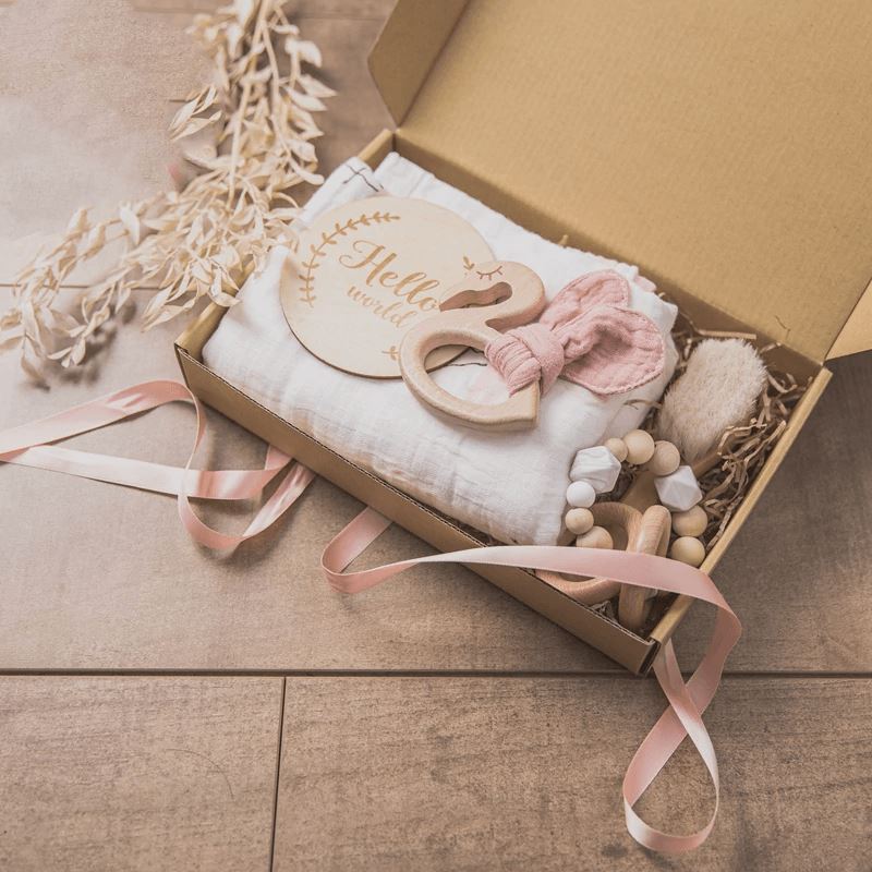 Coffret cadeau de luxe pour bébé avec couverture en coton et hochets en bois