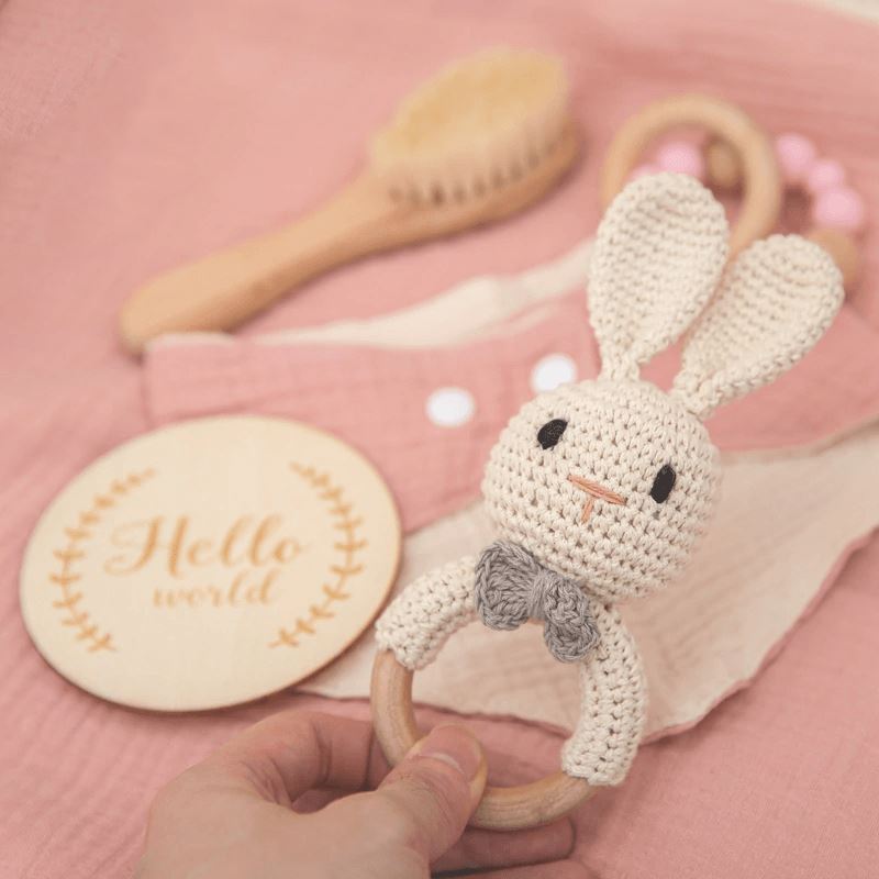Coffret cadeau de luxe pour bébé avec couverture en coton et hochets en bois