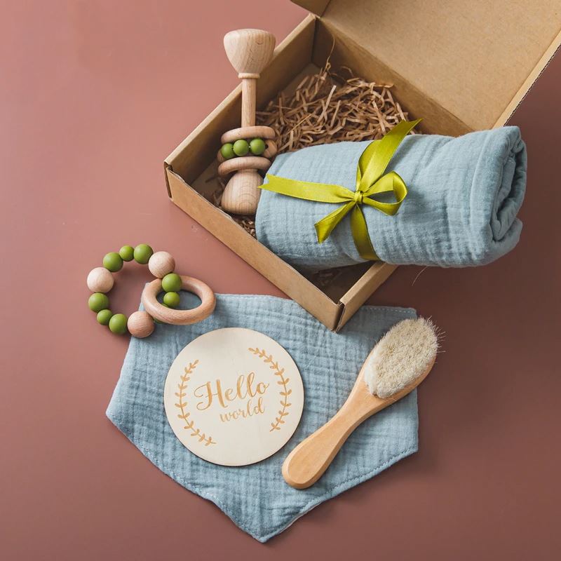 Coffret cadeau de luxe pour bébé avec couverture en coton et hochets en bois