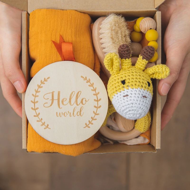 Coffret cadeau de luxe pour bébé avec couverture en coton et hochets en bois