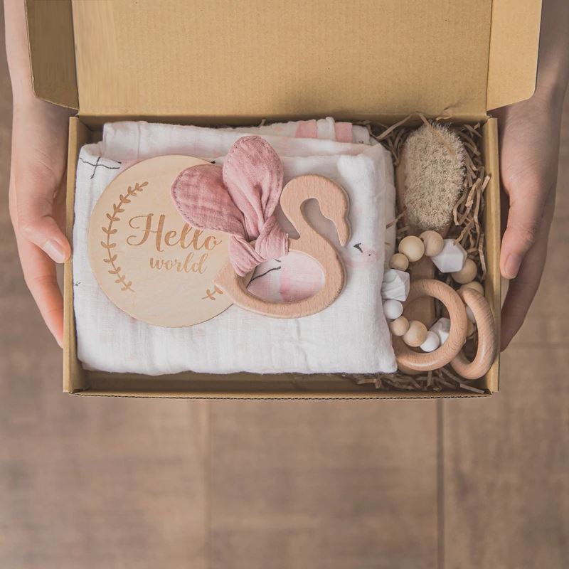Coffret cadeau de luxe pour bébé avec couverture en coton et hochets en bois